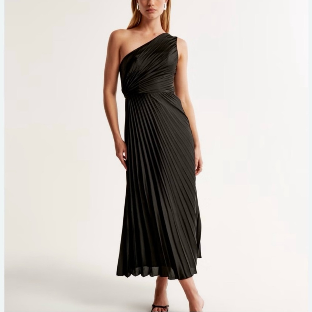 Elegant Black One-Shoulder Pleated Dress